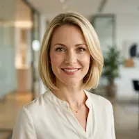 Dr. Lena Hartmann, Verhaltensökonomin und Expertin für Verhandlungen bei Cedar Mantels.